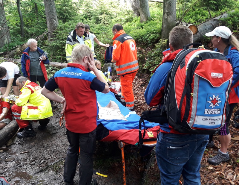 Der Patient wird zum Transport vorbereitet.