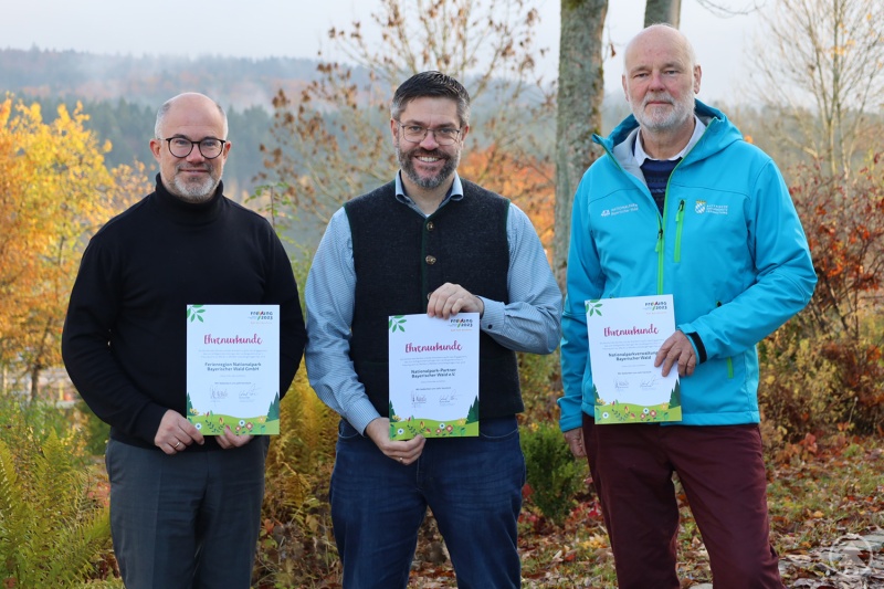 Freuen sich über die Ehrenurkunde zur Teilnahme an der Landesgartenschau: Lukas Laux,  Umweltbildungsreferent vom Nationalpark (v.r.), Alois Grobauer, Vorsitzender der NationalparkPartner, und Robert Kürzinger, Geschäftsführer der Ferienregion Nationalpark Bayerischer Wald.  (Foto: Lisa Schuster / Ferienregion Nationalpark Bayerischer Wald)