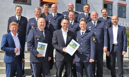Polizeipräsident Roland Kerscher und Polizeivizepräsident Manfred Gigler übergeben Sicherheitsbericht 2023 an Landrat Raimund Kneidinger