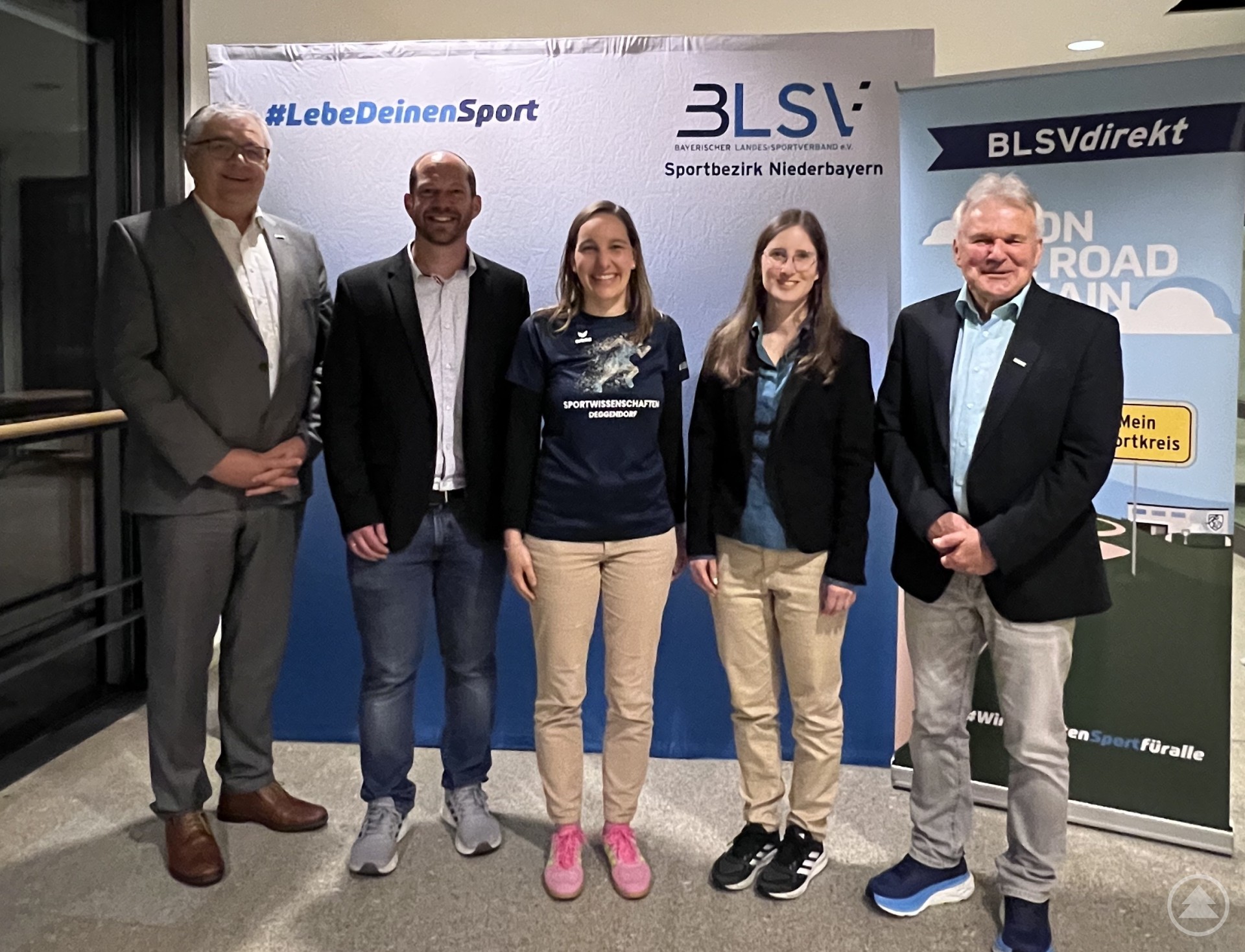 Das Organisationsteam der Veranstaltung: BLSV Verbandsbeiratsvorsitzender Dieter Bunsen, Tobias Riedl, Leiter der Geschäftsstelle des BLSV Niederbayern, Stellv. BLSV Kreisvorsitzende Linda Zeindl, Anna Leiderer vom BLSV in München sowie BLSV Bezirksvorsitzender u. Kreisvorsitzender des Sportkreises Deggendorf Otto Baumann