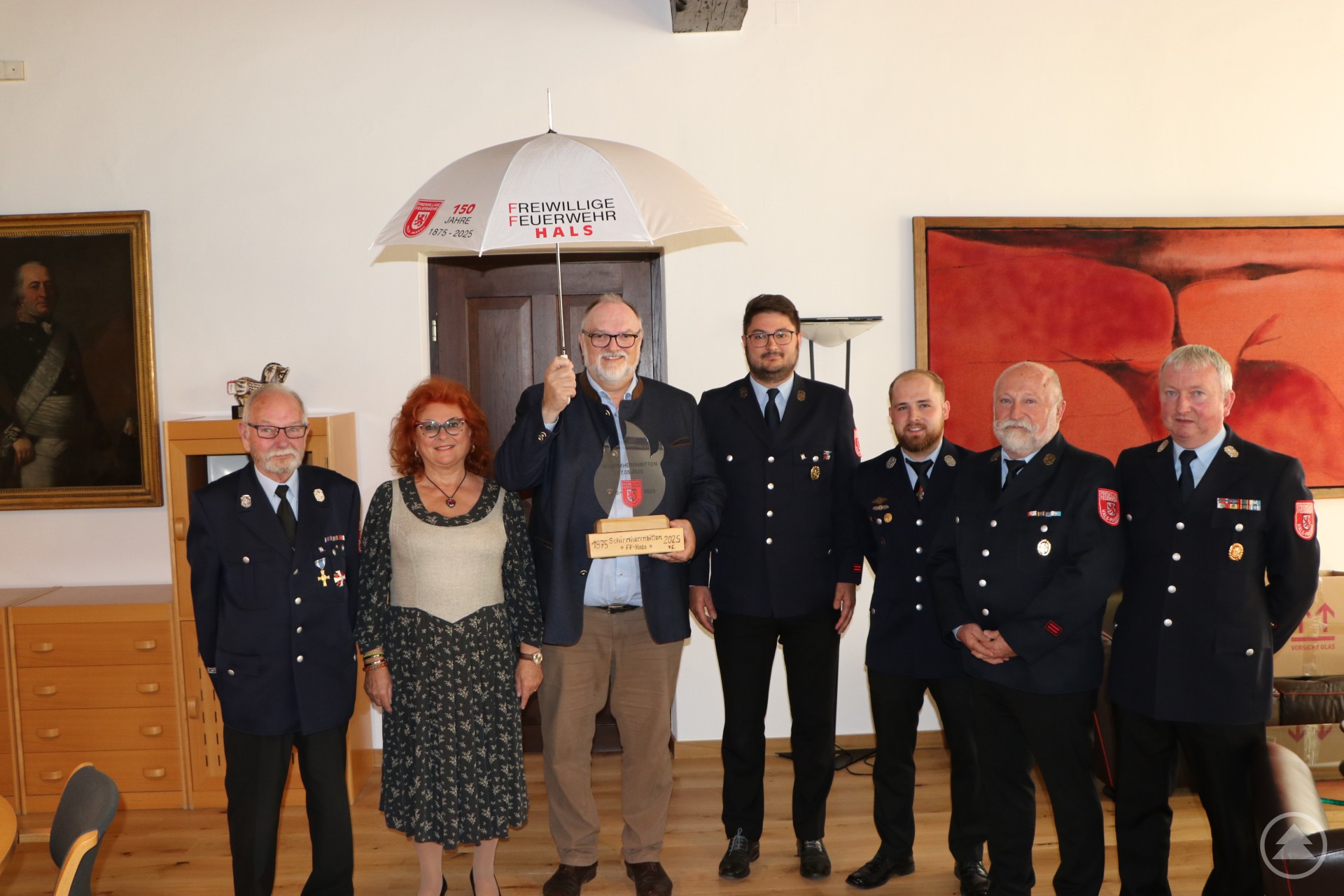 Oberbürgermeister Jürgen Dupper mit Vertretern der Freiwilligen Feuerwehr Hals bei der Schirmherrenbitte.