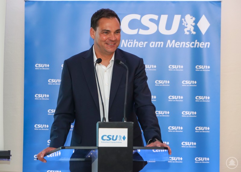 In seiner Bewerbungsrede blickte Landrat Sebastian Gruber auf elf Jahre Amtszeit zurück und präsentierte seine Visionen für die Zukunft. Sebastian Gruber spricht am Rednerpult mit CSU-Logo und Hintergrund.