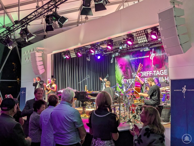 Wenn nicht nur das Publikum tanzt: Die Begeisterung schwappte direkt von der Bühne über.