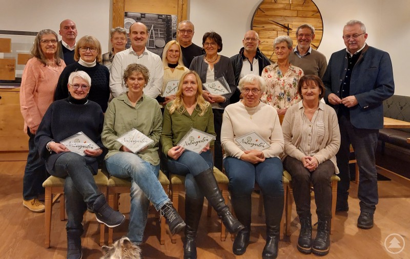 Die zertifizierten Gartenbesitzerinnen und Gartenbesitzer aus dem Landkreis Straubing-Bogen und der Stadt Straubing bei der Verleihung der Naturgartenplakette – gemeinsam mit Landrat Josef Laumer, Kreisfachberater Stefan Heller, der Kreisverbandsvorsitzenden Monika Edenhofer und den Naturgartenzertifizierern. Das Foto zeigt eine Gruppe von Gartenbesitzerinnen und Gartenbesitzern sowie Ehrengästen, die bei der Verleihung der Naturgartenplakette im Gasthof Rohrmeier in Feldkirchen gemeinsam für ein Gruppenfoto posieren. Mehrere Personen in der ersten Reihe halten stolz ihre Naturgartenplaketten in den Händen.