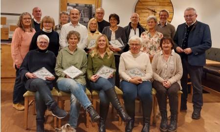 Naturgartenplakette für neun vorbildliche Gärten im Landkreis Straubing-Bogen verliehen