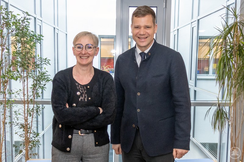 Chefärztin Dr. Tanja Hochegger und Bezirkstagspräsident Dr. Olaf Heinrich beim Jahresgespräch im Bezirkskrankenhaus Landshut. Chefärztin Dr. Tanja Hochegger und Bezirkstagspräsident Dr. Olaf Heinrich stehen gemeinsam in einem hellen Flur des Bezirkskrankenhauses Landshut.
