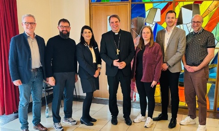 Bischof Stefan Oster besucht Heilp&auml;dagogische Wohngruppen in Sch&ouml;nberg