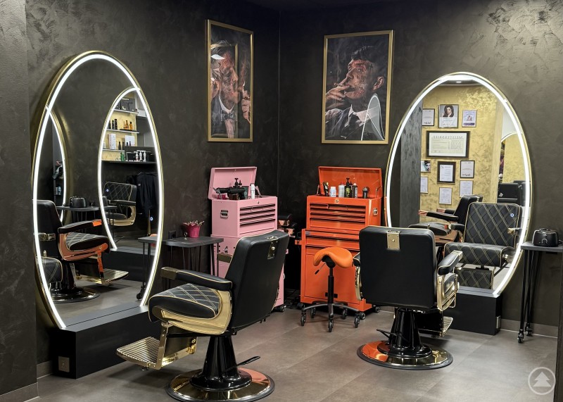 Mit eigenen Werkzeugwägen können Melly und Jenny an ihren Kunden arbeiten Die Barberecke des Salons mit orangen und rosa Werkzeugwagen für die Friseurutensilien