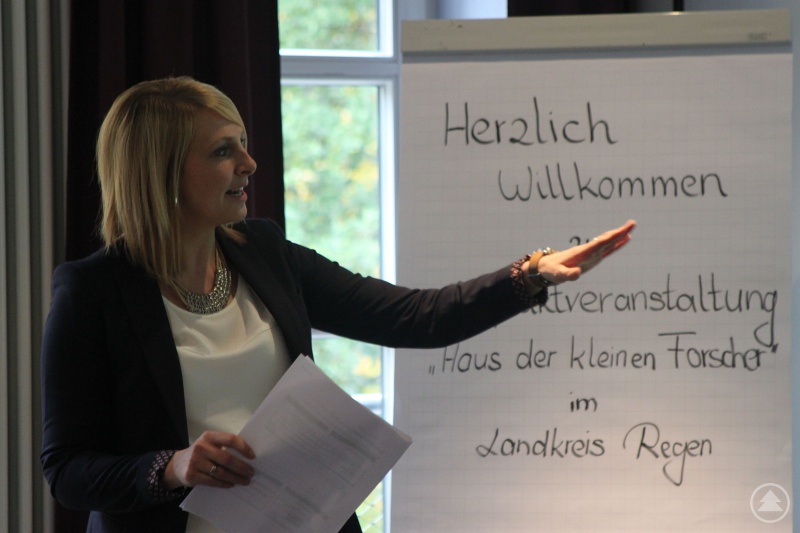 Projektleiterin Marion Imre von der vhs erklärte den Schulleitern und Lehrern aus dem Landkreis, wie die Idee auch Schulen zum "Haus der kleinen Forscher" zu machen in den kommenden Wochen umgesetzt werden soll.