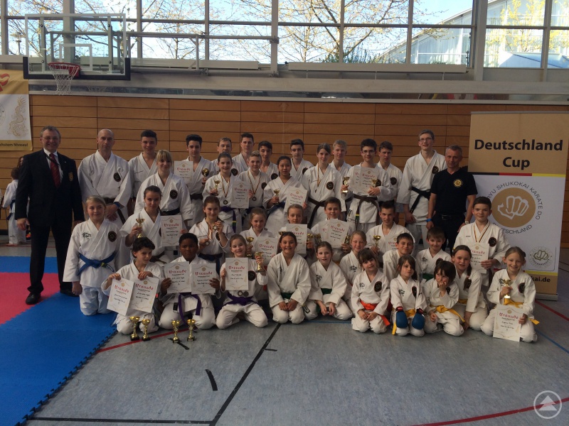 Teilnehmer des 2. Karate Club Bayerwald e.V., (links stehend) Paul Gruber beim Shukokai Cup 2015