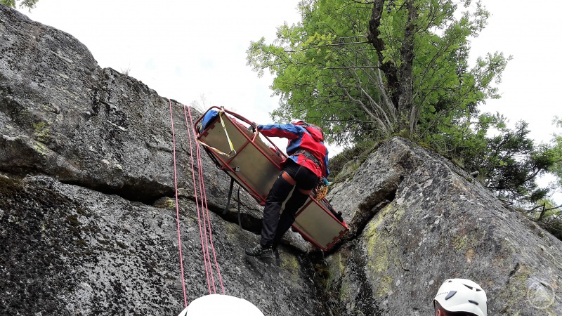 Matthias Stockbauer seilt sich mit dem Gerät zu Unfallstelle ab