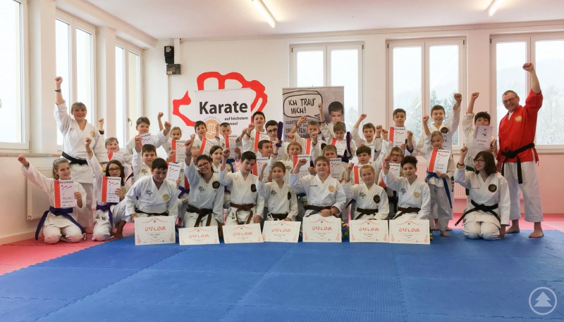 Die Gruppe der Kinder mit den Prüfern Ramona Gruber (links, stehend), Eva-Maria Oehlschläger (rechts, knieend) und Paul Gruber (stehend, rote Jacke)