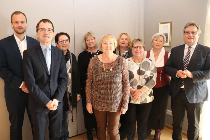 Dank für 40 Jahre im Einsatz der Caritas für die Menschen. V.li.: Abteilungsleiter Personal Thomas Furthmeier, Caritasdirektor Michael Endres, Anita Mauritz (Kita St. Josef Freyung), Rita Dickl (Tagesstätte/Schule St. Severin, Passau), Angelika Stadler (Kita Passau-Auerbach), Thekla Url (Caritas-Hauptstelle Passau), Elfriede Scharinger (Seniorenheim St. Gisela Waldkirchen), Anna Saric (Seniorenheim Mariahilf Passau) und der Bischöflich Beauftragte, Diakon Konrad Niederländer.