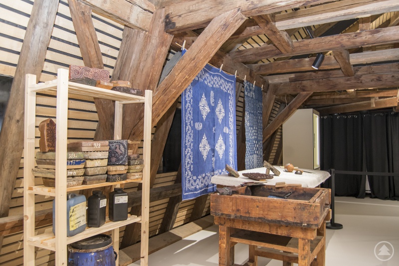 227 Jahre alt ist der Dachstuhl im sanierten Europahaus in Freyung. Nun beherbergt die neue Galerie die Ausstellung „Das blaue Wunder“ mit seiner 372-jährigen Blaudruckgeschichte.