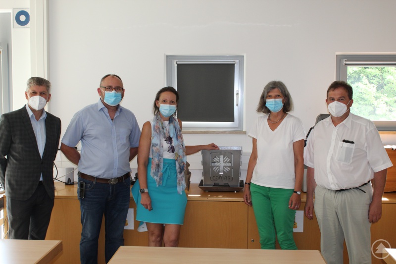 Zur Erinnerung erhielt die Caritasdirektorin Mag.a (FH) Andrea Anderlik, MSc, (Mi.) einen in den dreiflüsse-werkstätten gefertigten Feuerkorb. v.l.: Caritas-Abteilungsleiter Werkstätten, Helmut Weber, Alfons Groß, Arbeitsvorbereitung, Monika Flatau von der Mitarbeitervertretung und der Leiter Josef Wenk.