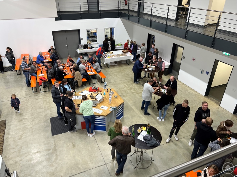 Besuchergruppen erkundeten die „Lange Nacht der Wirtschaft“ im Landkreis Freyung-Grafenau. 