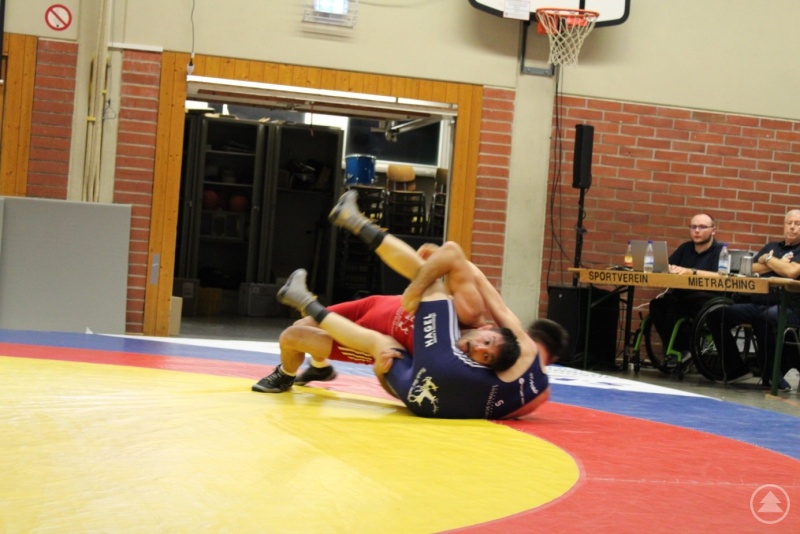 Norbert Lukacs (rotes Trikot) sicherte mit einem Überlegenheitssieg das Remis.