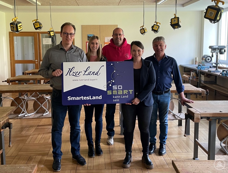 v.l. Martin Behringer (Bürgermeister Thurmansbang), Corina Molz (Geschäftsführerin Ilzer Land), Manfred Gibis (Rektor Grund- und Mittelschule Röhrnbach), Lena Schandra (Projektleitung SmartesLand) und Leo Meier (Bürgermeister Röhrnbach) besichtigen die Räumlichkeiten der geplanten Wissenswerkstatt