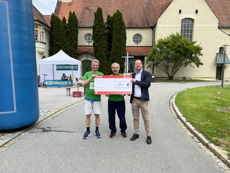 BRK-Vorsitzender Bernd Sibler (links) nimmt im Beisein von Organisator Christian Rehaber (Mitte) die Spende von Prof. Dr. Johannes Hamann entgegen.