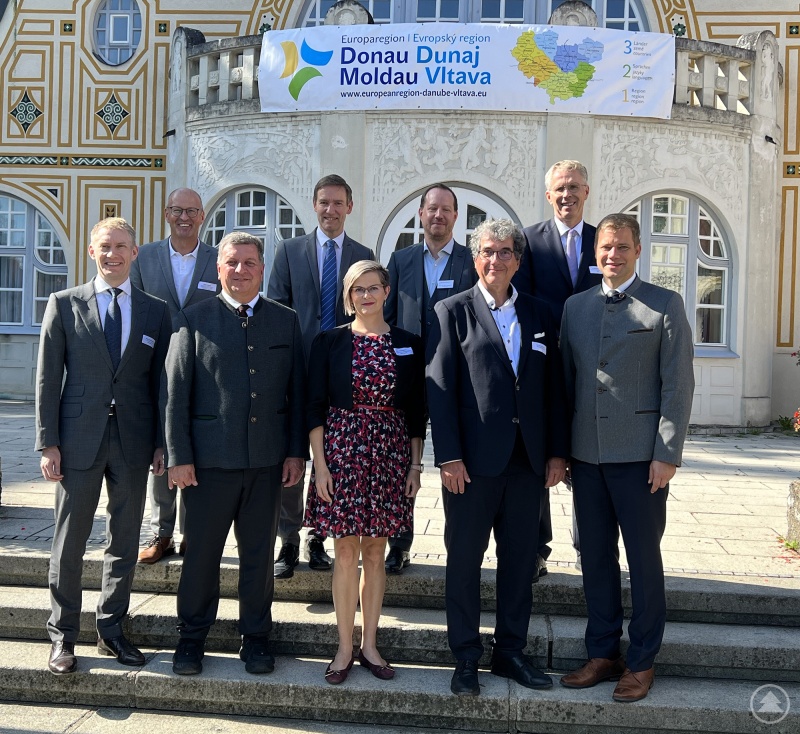 Über die Gewinnung von Ärztenachwuchs diskutierten: Von links Mag. Jakob Hochgerner (Oberösterreich), Euregio-Vorsitzender Kaspar Sammer, Staatsminister Christian Bernreiter, Regierungspräsident Rainer Haselbeck, stellvertretende Bezirkshauptfrau Hana Hajnová, Prof. Dr. Johannes Hamann, Prof. Dr. Ernst Tamm, Amtschef Gesundheitsministerium Dr. Winfried Brechmann und Bezirkstagspräsident Dr. Olaf Heinrich.