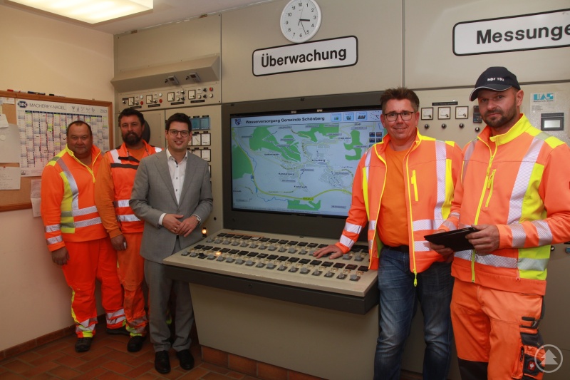 Die Fachkraft für Wasserversorgungstechnik, Christian Nachlinger (v.r.) und Abwassermeister Jürgen Murr präsentierten Bürgermeister Martin Pichler Prozessleitsystem und Meldungen auf mobile Systeme, die schnelle Reaktionen von Christian Hölzlwimmer als Fachkraft für Abwassertechnik und Georg Braumandl auch aus Bereitschaftsdienst anstoßen, wenn sie benötigt werden.