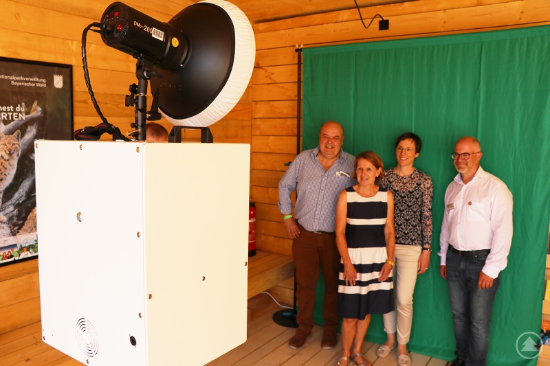 Die Fotobox mit wilden Nationalparkmotiven war das Highlight im UmweltministeriumsPavillon. Auch Nationalparkleiterin Ursula Schuster (2.v.r.), Bärbel Benkenstein-Matschiner von der  Landesgartenschau Freyung, FNBW-Geschäftsführer Robert Kürzinger (r.) und der damalige  Vorsitzende der Nationalpark-Partner, Jochen Stieglmeier, probierten diese aus. (Fotos: Nationalpark  Bayerischer Wald)