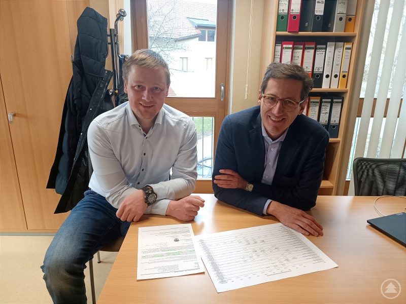 Die Gemeindefinanzen fest im Blick: Bürgermeister Johannes Vogl (li.) stellt MdL Dr. Stefan Ebner (re.) das diesjährige Investitionsprogramm für Drachselsried vor.