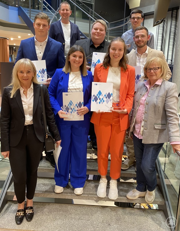 Die ausgezeichneten ehemaligen Azubis erhielten für ihre Einser-Leistung Urkunden sowie einen Glaspreis der IHK Niederbayern. Mit den Absolventen freuen sich der stellvertretende IHK-Gremiumsvorsitzende Johannes Huber (hinten links), die Schulleiterin des Berufsschulzentrums Waldkirchen Elvira Wudy-Engleder (vorne links) sowie stellvertretende Landrätin Helga Weinberger (vorne rechts).