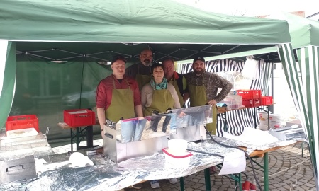 Viel Andrang um den Dorsch und die guten Fischwürste: Fischereiverein Metten e. V. lädt zum Karfreitags-Fischverkauf am Marktplatz