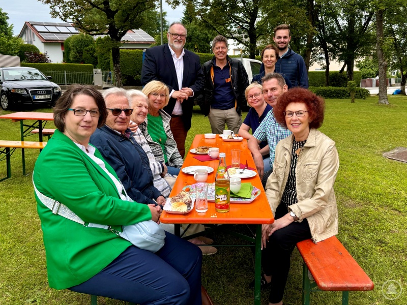 Oberbürgermeister Jürgen Dupper (stehend, links) feierte gemeinsam mit der Geschäftsführerin der WGP Andrea Gais (sitzend, rechts hinten) sowie den Mietern die gelungene Modernisierung.