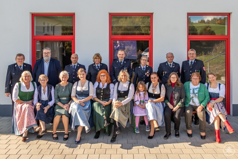 Bürgermeister Andreas Rother (2. Reihe, 2. von links) zusammen mit den Vereinsvorständen um Stadtfeuerwehrverbandsvorsitzenden Andreas Wimmer (2. Reihe, 1. von rechts) und den Fahnenmüttern der Passauer Feuerwehren. Gruppenfoto der Fahnenmütter der Passauer Feuerwehren gemeinsam mit Bürgermeister Andreas Rother, dem Stadtfeuerwehrverbandsvorsitzenden Andreas Wimmer und weiteren Feuerwehrvertretern vor dem Feuerwehrhaus Schalding links der Donau.