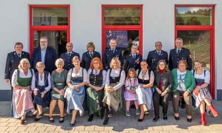 Fahnenmütter der Passauer Feuerwehren treffen sich in Schalding links der Donau