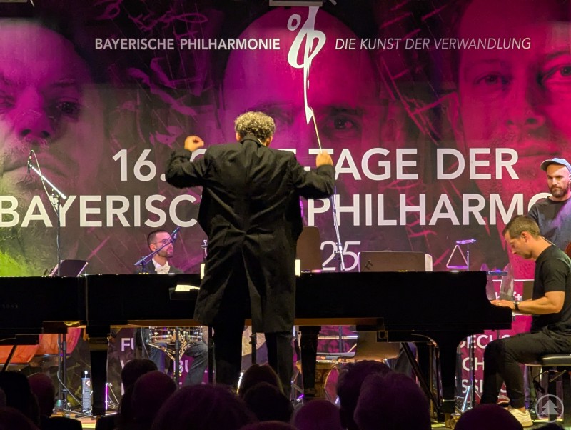 Mark Mast dirigierte nicht nur großartig. Er führte auch charmant durch den Konzertabend. Mark Mast dirigiert Orff meets Techno in Plattling