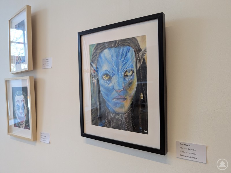 Zeichnung mit Buntstiften von Neytiri aus Avatar