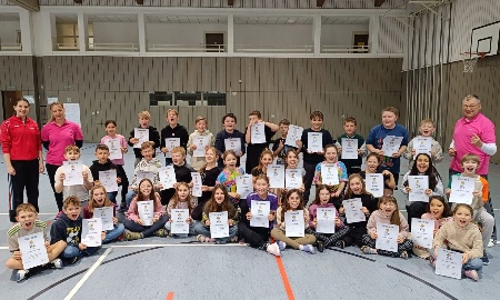 Selbstschutztraining an der Grundschule Spiegelau: Viertkl&auml;ssler lernen klare Grenzen