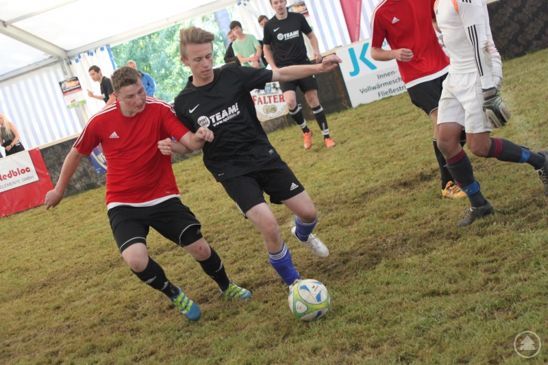 Spannende Runden auf dem Rasenspielfeld direkt im Zelt lieferten sich die 14 Mannschaften, &uuml;ber 100 Tore wurden in sieben Stunden beim 1. Penzkofer-Zeltcup erzielt.