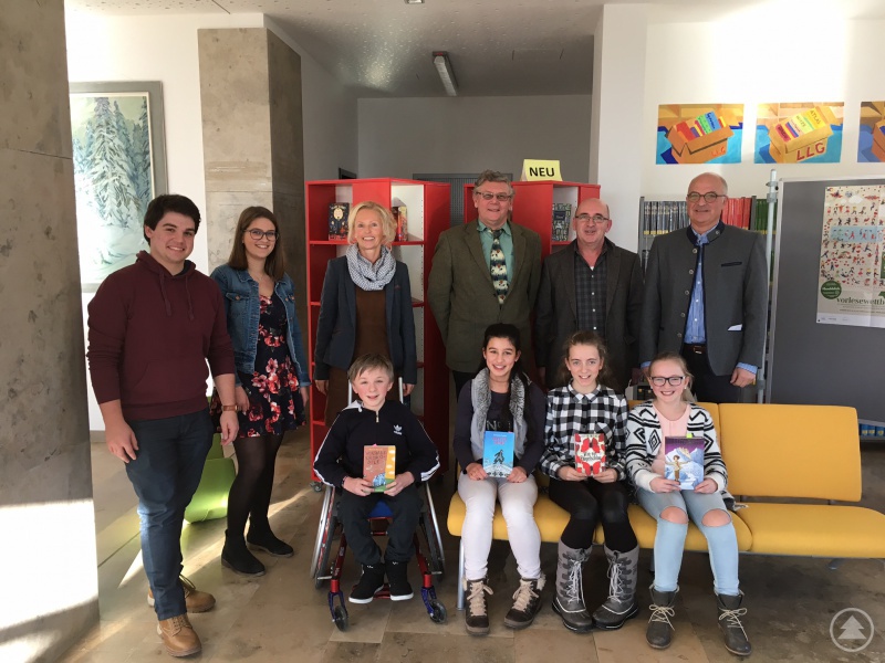 von links nach rechts stehend: Schülersprecher Julian Vater und Valentina Preßler, stellvertretende Schulleiterin Martina Hain, Schulleiter Günther Kratzer, Fachbetreuer Deutsch Gerhard Rainer und Elternbeiratsvorsitzender Armin Schmatz, von links nach rechts sitzend: David Jungbauer (6b), Sophia Boxleitner (6b), Sophie Haban (6a), Nayla Ketzer (6a)