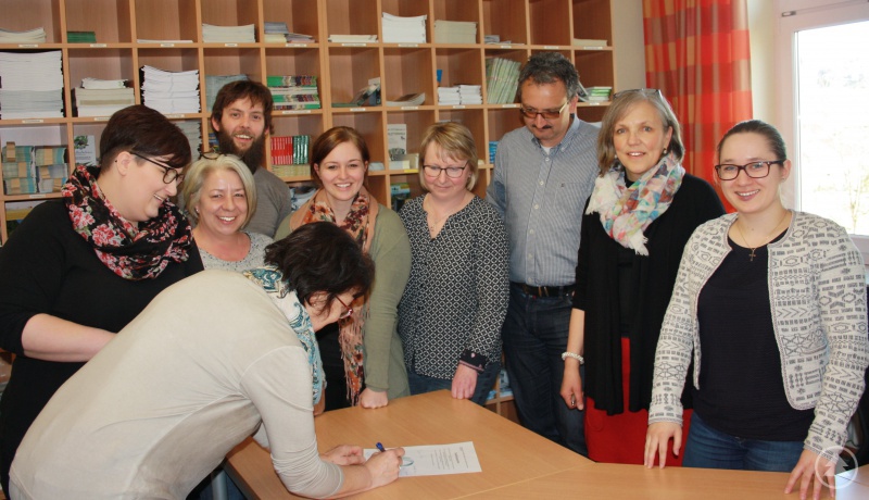 Mitarbeiter des Touristischen Service Centers beim Unterschreiben ihres ServiceQ-Qualitätsversprechens. 1. v.r. Elisabeth Unnasch, 2. v.r. Susanne Wagner