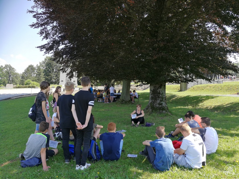 Mithilfe verschiedener Materialien vermittelten die Guides den jungen Besuchern einen Eindruck vom Alltag der KZ-Häftlinge und beantworteten alle aufkommenden Fragen.