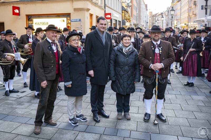„Mit dem Baum und mit der Kapelle des Musikvereins Schlag hat sich der Landkreis bestens präsentiert in München.“ Bei einem Standkonzert in der Fußgängerzone zog die Blaskapelle Schlag schon vor der Eröffnung des Christkindlmarktes auf sich (von links) 1. Vorsitzender Eduard Hable, stellv. Landrätin Helga Weinberger, Landrat Sebastian Gruber, stellv. Landrätin Renate Cerny und Dirigent Robert Maier.
