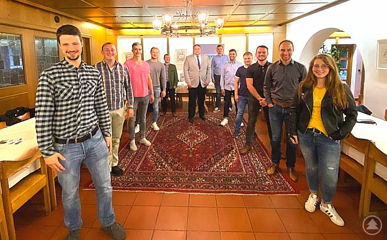 (v. links n. rechts) Korbinian Jungwirth, Ludwig König (stv. Vorsitzender), Jonas Kellner, Moritz Krenn, Stadtrat Sebastian Schlutz, Stadt- u. Kreisrat Christoph Weishäupl (1. Vorsitzender), Martin Höppler, David Rieger, Simon Büttner, Matthias Kerschbaum, Stadtrat Sebastian Weber und Sabrina Brunner.