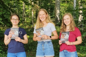 Schülerinnen des Gymnasiums Freyung veröffentlichen Backbuch „Süße Gschichtn ausm Wald“