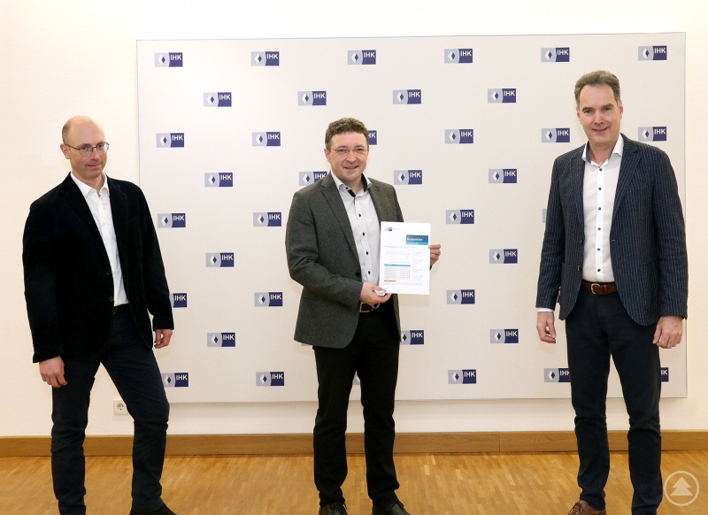 Konnte beim Gespräch mit der IHK unter anderem Informationen über die Konjunkturentwicklung in Niederbayern mitnehmen: MdL Max Gibis (Mitte) mit Alexander Schreiner (rechts) und Klaus Jaschke von der Geschäftsführung der IHK