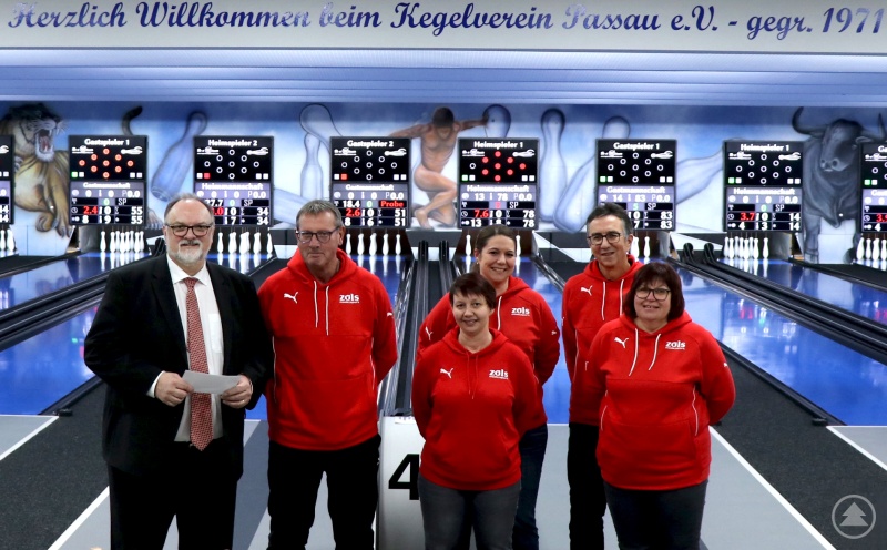 Stolz präsentierten die Verantwortlichen des Kegelvereins um 1. Vorsitzenden Matthias Böse (2. von links) Oberbürgermeister Jürgen Dupper (1. von links) die neue Anlage.