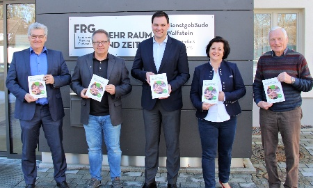 Volkshochschule präsentiert Landrat Sebastian Gruber neues Semesterprogramm