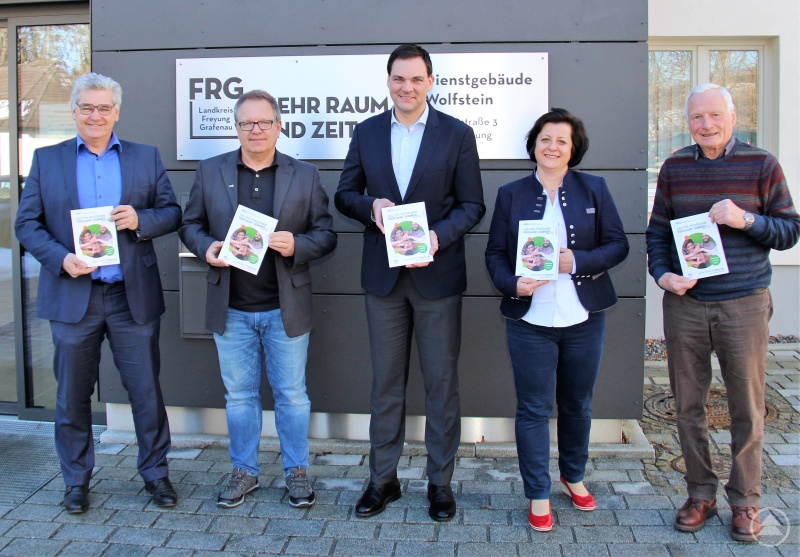 Mit den ersten druckfrischen Exemplaren des neuen vhs-Semesterprogramms Frühjahr/Sommer 2023 in den Händen freuen sich vor dem Landratsamt auf die vielen interessanten Kurse (v.l.n.r.): Abteilungsleiter Siegfried Wilhelm, vhs-Geschäftsführer Michael Dietz, Landrat Sebastian Gruber, Stellv. vhs-Geschäftsführerin Klara Köck und ehrenamtlicher vhs-Leiter Willi Schindler.