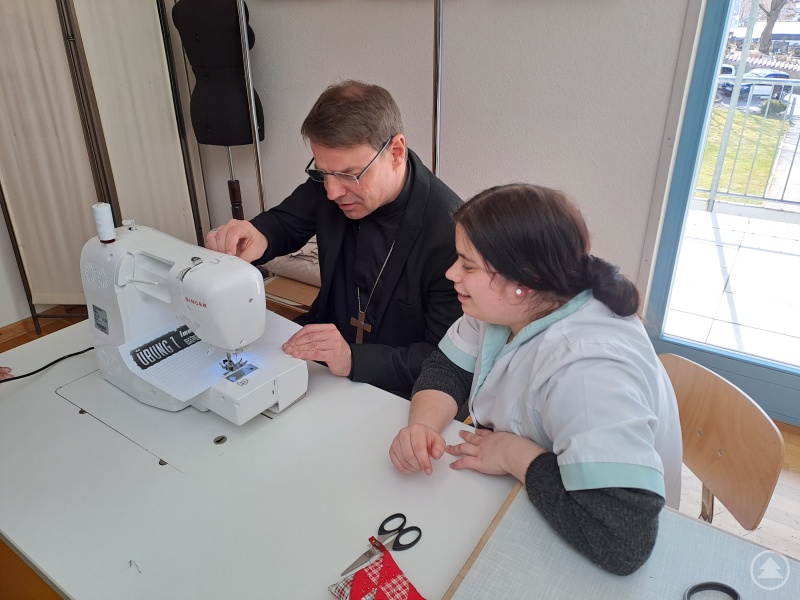 Mit Konzentration und präziser Technik war der Diözesanbischof Stefan an der Nähmaschine aktiv.