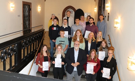 14 neue Auszubildende und Beamtenanwärter bei der Stadtverwaltung