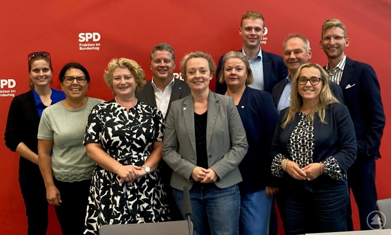 Die Arbeitsgruppe Verbraucherschutz der SPD-Bundestagsfraktion um die beiden Sprecherinnen Ritas Hagl-Kehl (3.v.l.) und Nadine Hesselhaus (5.v.l.).