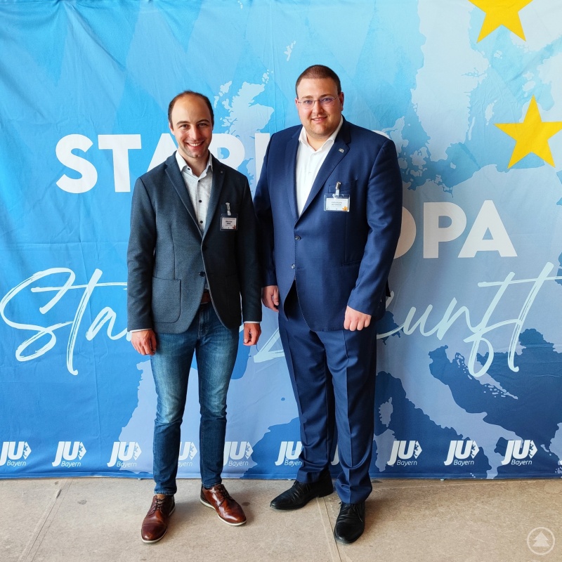 Nahmen als Vertreter des JU-Kreisverbands Freyung-Grafenau an der Kreisvorsitzendenkonferenz der Jungen Union Bayern teil: Stellvertretender Kreisvorsitzender Dr.-Ing. Sebastian Weber (links) und Kreisvorsitzender Christoph Weishäupl (rechts).
